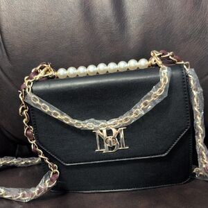 Badgley Mischka Two in one crossbody bag. In black and burgundy.